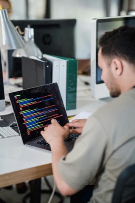 Développeur travaillant sur un ordinateur portable